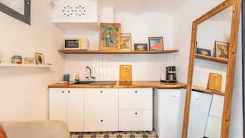Departamento | Cocina privada | Refrigerador, microondas, parrilla de estufa y cafetera y tetera