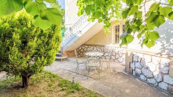 Apartment | Outdoor dining