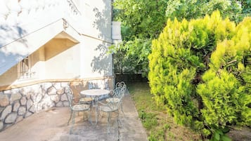 Apartment | Outdoor dining