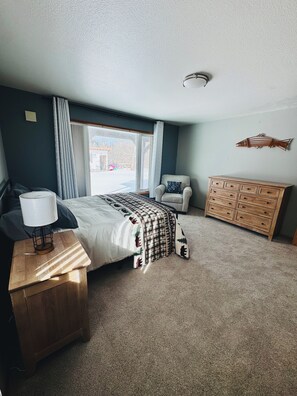 4 habitaciones, tabla de planchar con plancha, wifi y ropa de cama 