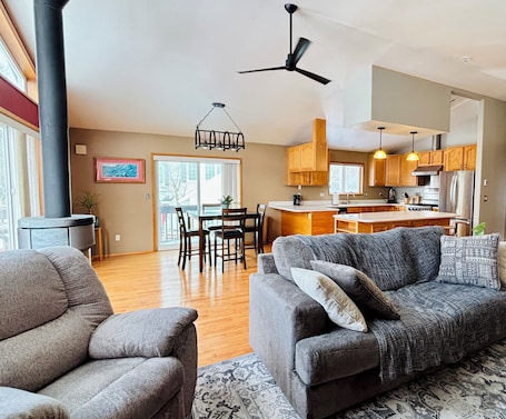 Smart TV. 4-bedroom house in quaint Kodiak for your getaway