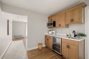 Refrigerador, microondas, cafetera y tetera y utensilios de cocina 