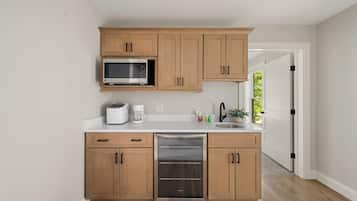 Kühlschrank, Mikrowelle, Wasserkocher mit Kaffee-/Teezubehör