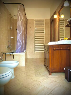 A bathroom with a shower, toilet, sink, and vanity. - Apartment in Villa with garden and private parking (Langhe Roero) (Cinzano)