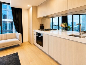 Private kitchen - Comfy One Bedroom Apt in West Mel Pool Gym Parking (West Melbourne)