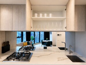 Private kitchen - Comfy One Bedroom Apt in West Mel Pool Gym Parking (West Melbourne)