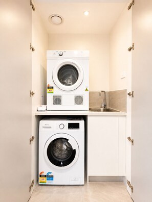 Interior - Comfy One Bedroom Apt in West Mel Pool Gym Parking (West Melbourne)