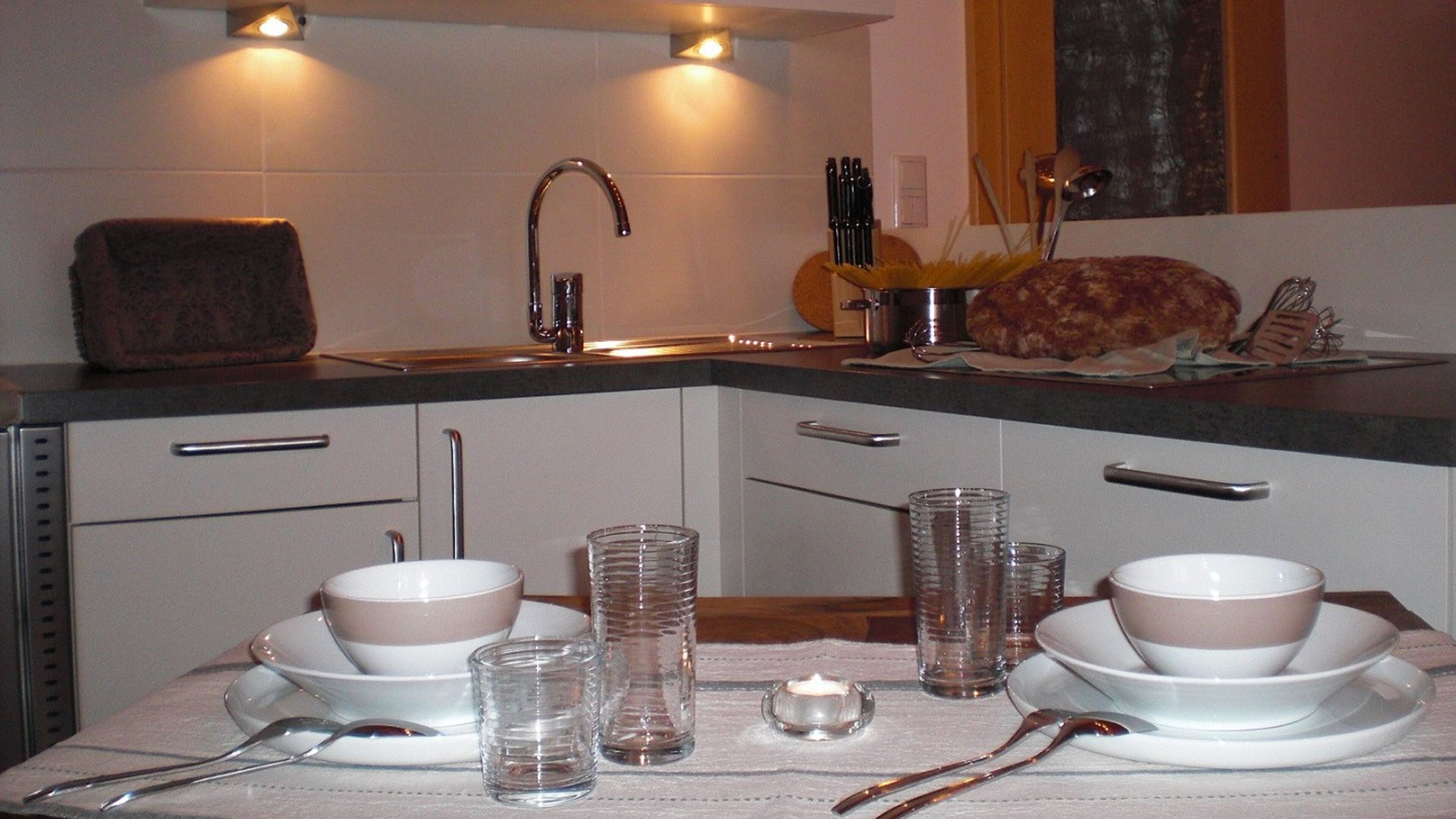 Frigorífico, placa de cocina, lavavajillas y cafetera o tetera