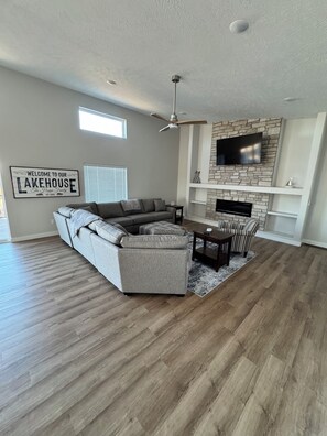 Smart TV, ping pong - Fully furnished lake house with cozy spaces, full kitchen, and lake views. (Crofton)