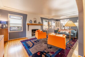 2 bedrooms - The Luxury Brick Home Mature Yard Chef Kitchen (Reno)
