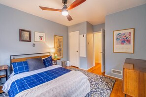 2 bedrooms - The Luxury Brick Home Mature Yard Chef Kitchen (Reno)
