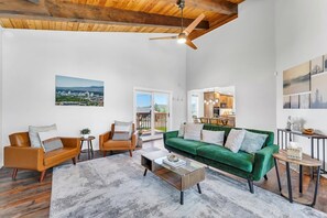 House | 3 bedrooms, Internet - Reno Retreat - 3BR Oasis w Swim Spa Hot Tub (Reno)