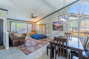 House | 4 bedrooms - Modern Getaway for 11- Hot Tub Games Gym (Reno)