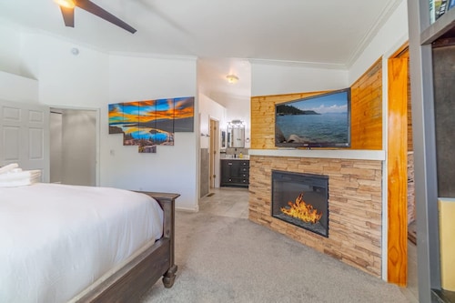 Modern Getaway for 11- Hot Tub Games Gym