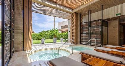Luxe 2-br Ocean-view Apartment With Pool Gym Spa