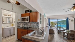 Condo, 1 Bedroom | Dapur peribadi | Pembancuh kopi/teh, peti sejuk, ketuhar, pembakar roti 