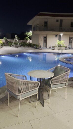 3 piscinas al aire libre, sombrillas, sillones reclinables de piscina