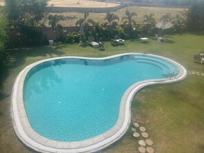 3 piscinas al aire libre, sombrillas, sillones reclinables de piscina