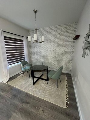 Dining - Comfortable Private Room – Central Winnipeg (Winnipeg)