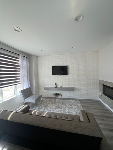 Comfortable Private Room – Central Winnipeg