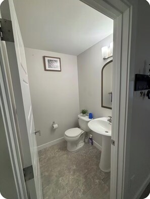 Hair dryer, towels, soap, toilet paper - Comfortable Private Room – Central Winnipeg (Winnipeg)