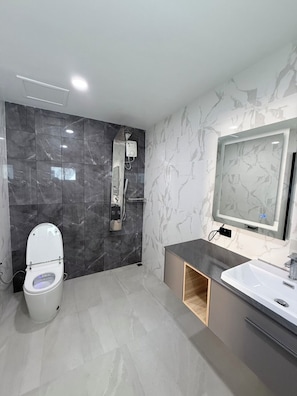 Regadera, secadora de cabello, bidet, toallas 