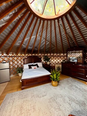 1 bedroom, Internet, bed sheets - Creek Side Yurt, On-Site Sauna/Tea Shop/Market, Edge of Pisgah, Craggy Gardens (Barnardsville)