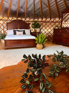 1 bedroom, Internet, bed sheets - Creek Side Yurt, On-Site Sauna/Tea Shop/Market, Edge of Pisgah, Craggy Gardens (Barnardsville)