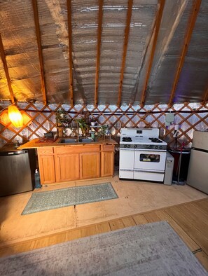 Private kitchen - Creek Side Yurt, On-Site Sauna/Tea Shop/Market, Edge of Pisgah, Craggy Gardens (Barnardsville)