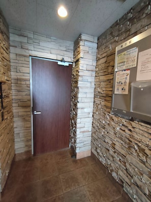 Interior - 10 min walk from JR Namba station and Subway/Hanshin Sakuragawa station. 4 min from JR Ashiwarabashi station and supermarket. 1 room on 1 floor, max 4 people, elevator, convenient to Namba, Dotonbori and Shinsaibashi. (大阪市)