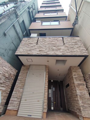 Exterior detail - 10 min walk from JR Namba station and Subway/Hanshin Sakuragawa station. 4 min from JR Ashiwarabashi station and supermarket. 1 room on 1 floor, max 4 people, elevator, convenient to Namba, Dotonbori and Shinsaibashi. (大阪市)