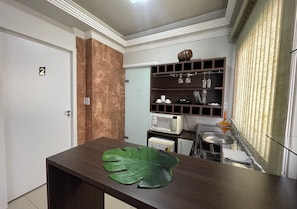 Suite superior, vista a la montaña | Cocina compartida | Frigobar, microondas y utensilios de cocina