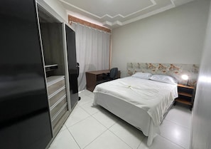 Suite superior, vista a la montaña | Escritorio, espacio para trabajar con laptop y ropa de cama