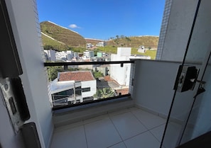Suite superior, vista a la montaña | Escritorio, espacio para trabajar con laptop y ropa de cama