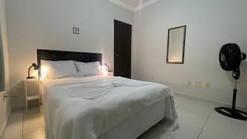 Habitación estándar con 2 camas individuales | Escritorio y espacio para trabajar con laptop