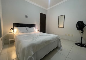 Standard Twin Room | Desk, laptop workspace