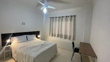 Standard Twin Room | Desk, laptop workspace