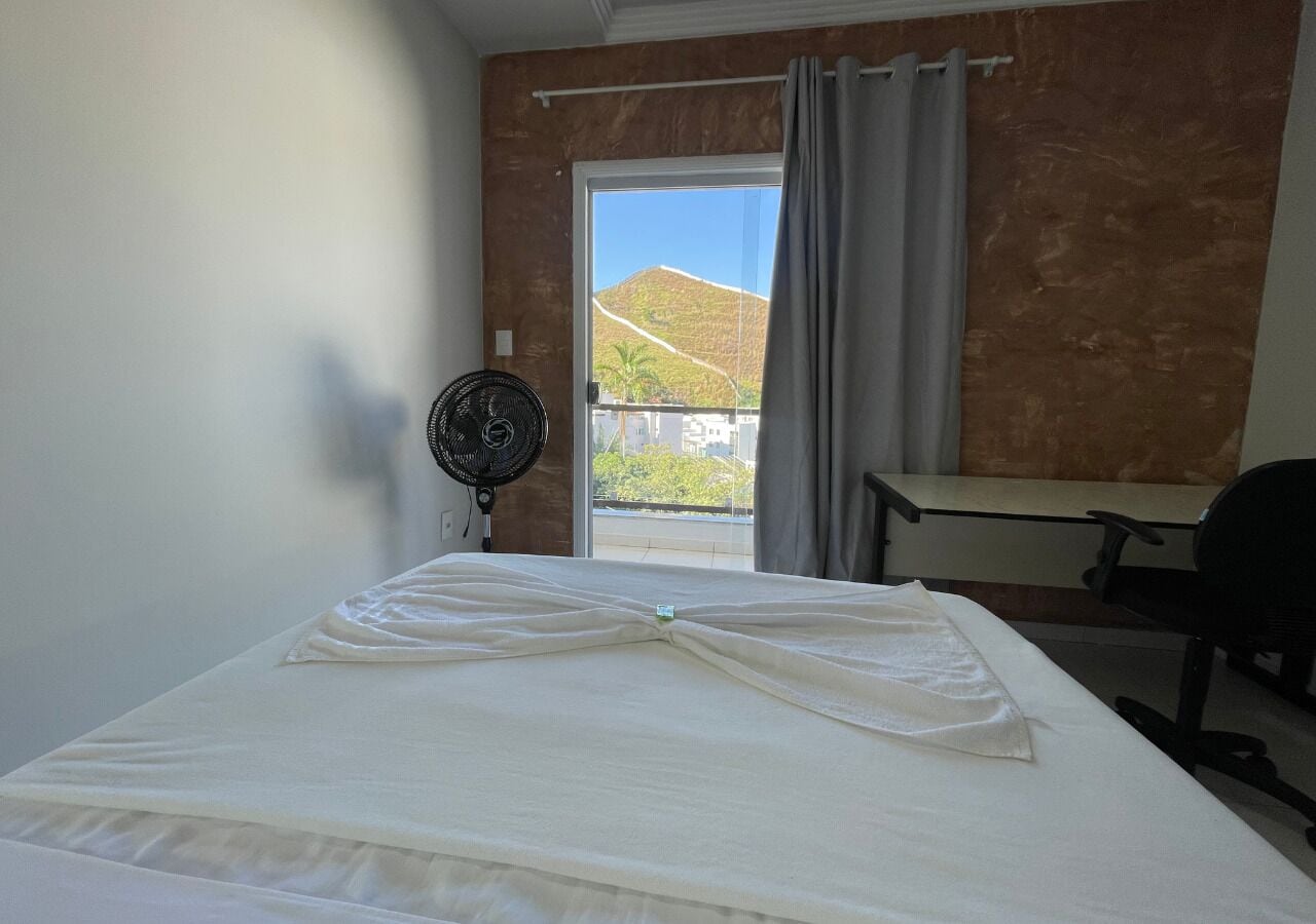 Escritorio, espacio para trabajar con laptop y ropa de cama 