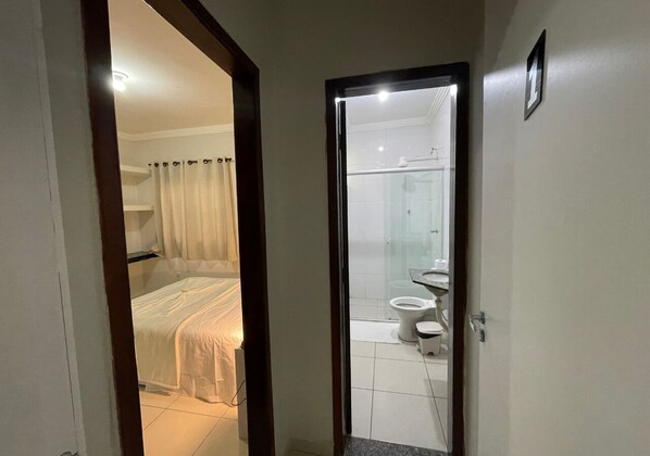 Standard Twin Room | Bathroom | Shower, free toiletries, towels, soap