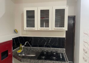 Frigobar, microondas, utensilios de cocina