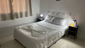 Quarto duplo standard | Escrivaninha, espaço de trabalho para notebook
