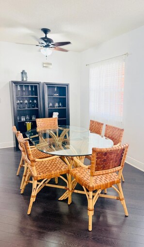 Dining - Jewel 2 bedroom condo in pleasant Fort Lauderdale (Fort Lauderdale)