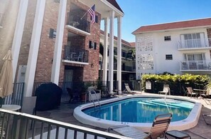 Outdoor pool - Jewel 2 bedroom condo in pleasant Fort Lauderdale (Fort Lauderdale)