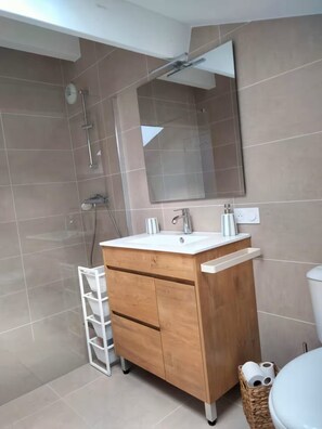 Shower, hair dryer, towels, soap - Vrbo Property (Agde)