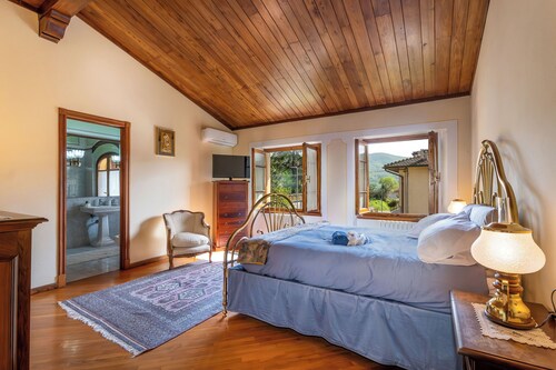 Tuscan Villa for 10, 5 Bedrooms, Garden & Hill Views Near Florence & Arezzo