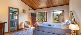 Tuscan Villa for 10, 5 Bedrooms, Garden & Hill Views Near Florence & Arezzo