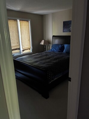 3 bedrooms, iron/ironing board, WiFi, bed sheets - Modern and updated condo in London's Westmount neighbourhood. (London)