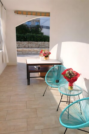 Outdoor dining - Apartment 'Perla' with Sea View, Balcony, and Air Conditioning (Agrustos)