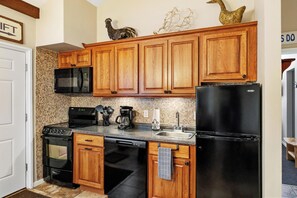 Fridge, microwave, oven, stovetop - Enjoy Summer just off Mtn Villa pool, sleeps 12, spacious condo (Boyne Falls)