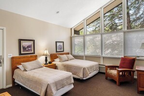 Iron/ironing board, free WiFi, bed sheets - Enjoy Summer just off Mtn Villa pool, sleeps 12, spacious condo (Boyne Falls)